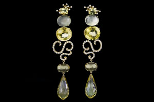 Lynggaard - La Bayadère ørehængere: 102 brillanter (i alt 1.09 carat), 20.5 carat citriner, 11 carat månesten, 8 carat turmaliner og 31.5 carat lemon kvarts, fattet i 18 karat rødguld