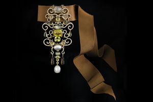 Lynggaard - La Bayadère choker: 535 brillanter (i alt 6.2 carat), 27.5 carat månesten, 12 carat rutilkvarts, 32 carat lemon kvarts, 12 carat grønne turmaliner, 32 carat citriner, en mabé kulturperle (13.5 x 18.5 mm) og en dråbeformet South Sea kulturperle (15.1 x 19 mm), fattet i 18 karat rødguld