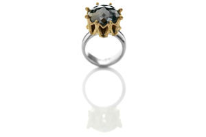 Allan Scharff Sølvsmedie - The Buddyguards Ring: Af 18 karat guld, sterling sølv og en 11.1 carat sort facetteret diamant