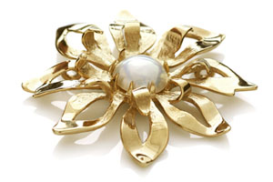 Klarlund - Collier-de-chien/Halssmykke af håndudklippede skindblade med 16 ferskvandskulturperler (ca. 10 x 8 mm), med et blomstervedhæng af forgyldt sølv med en 17 mm cremefarvet mabé kulturperle
